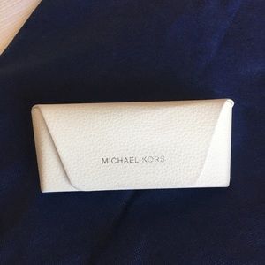 Michael Kors - Sun GlassEye Glass Case, white